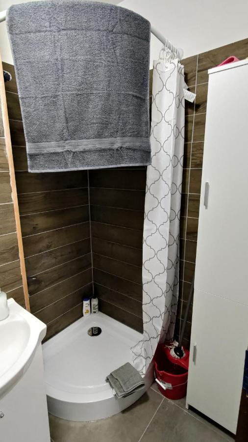 Garsoniera 30Mp Chrysflatty1 - Free Netflix Apartment Arad Bagian luar foto