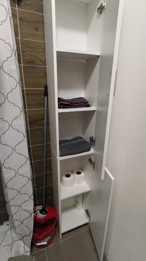 Garsoniera 30Mp Chrysflatty1 - Free Netflix Apartment Arad Bagian luar foto
