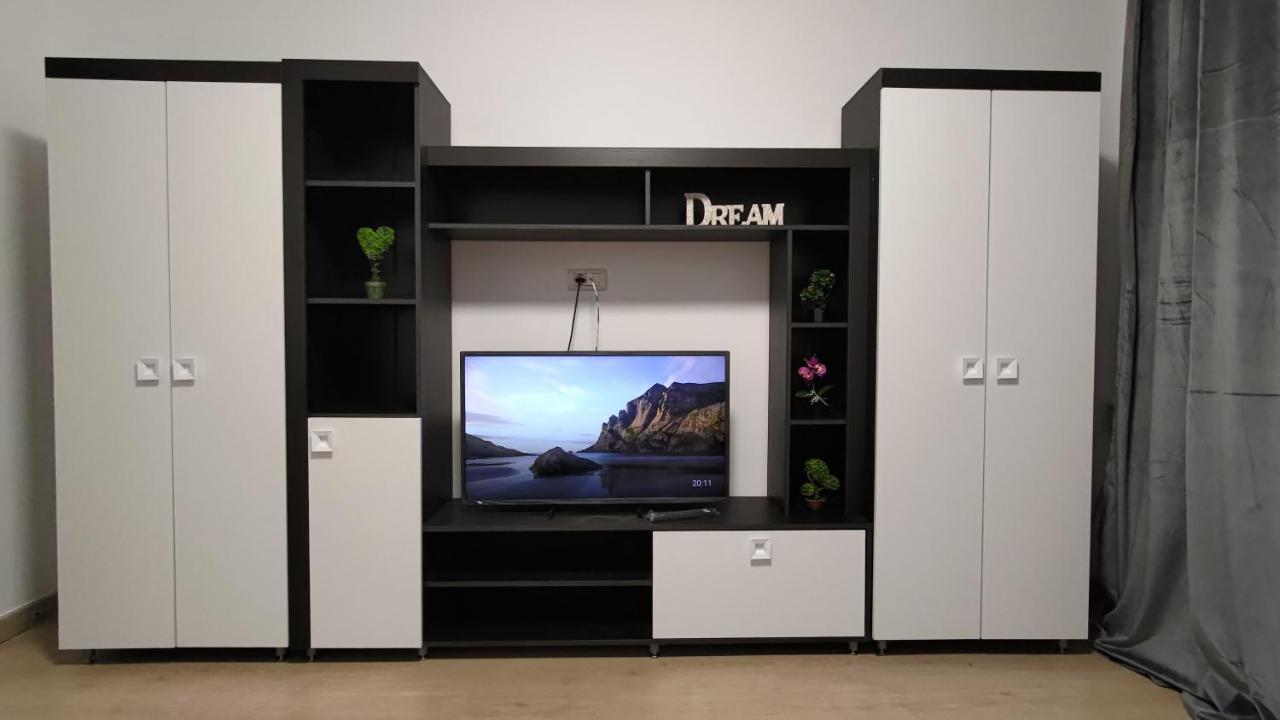 Garsoniera 30Mp Chrysflatty1 - Free Netflix Apartment Arad Bagian luar foto