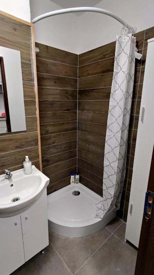 Garsoniera 30Mp Chrysflatty1 - Free Netflix Apartment Arad Bagian luar foto