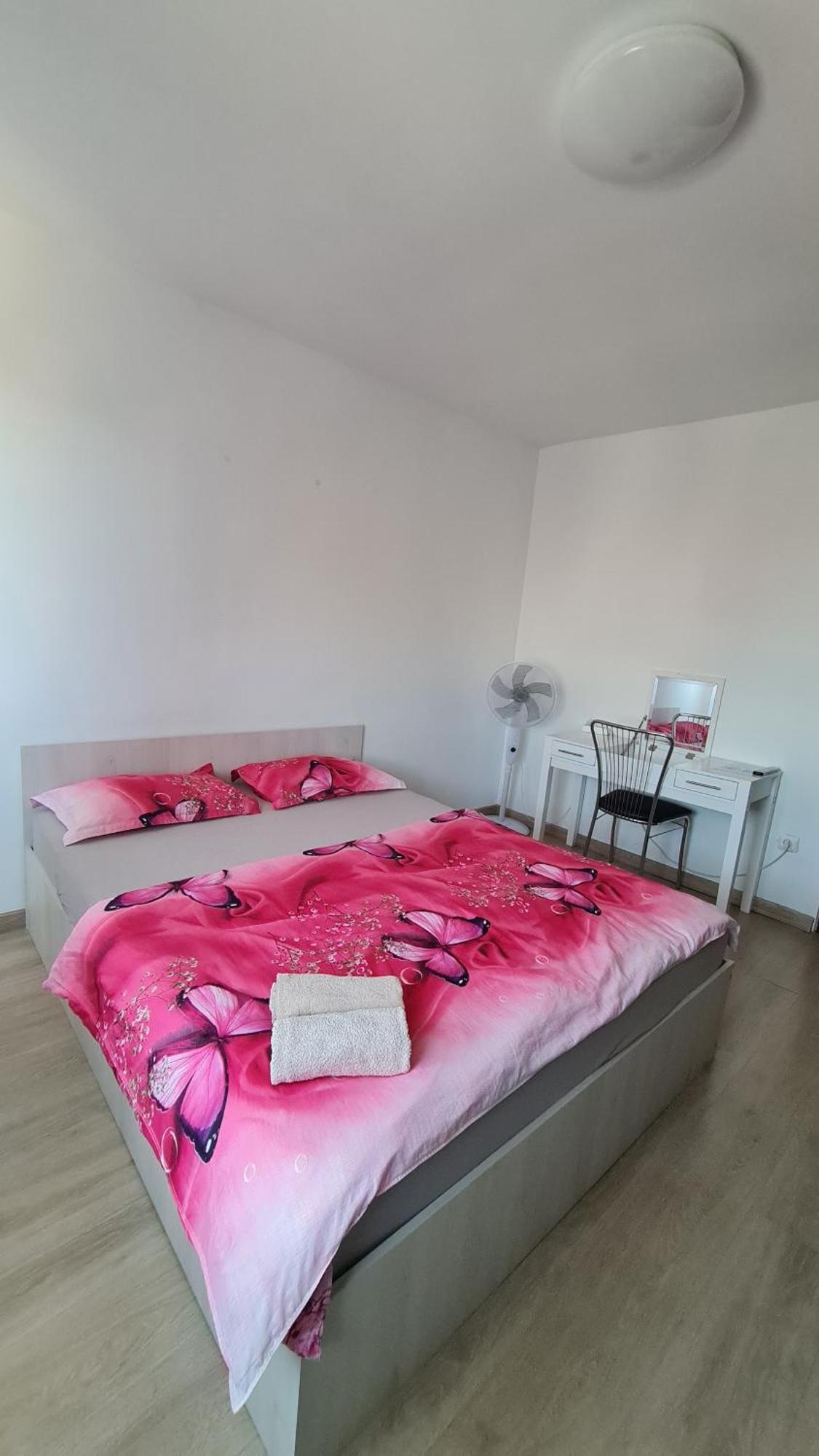 Garsoniera 30Mp Chrysflatty1 - Free Netflix Apartment Arad Bagian luar foto